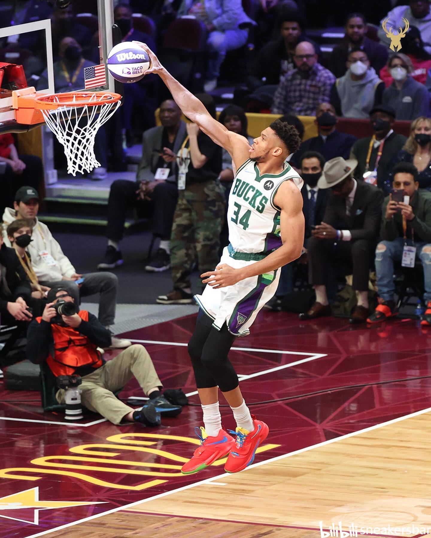 半场战报：那不勒斯1-0尤文，霍伊伦7分钟闪击，内雷斯助攻（半场快讯：那不勒斯1-0领先尤文，霍伊伦7分钟建功，内雷斯献助攻）