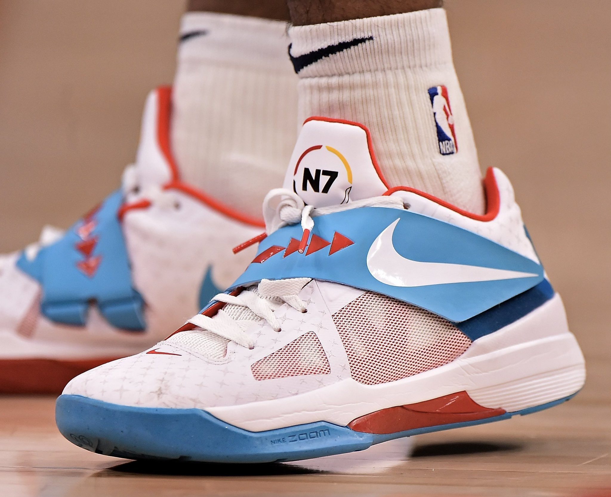 麦克马纳曼：希望范戴克和罗伯逊与萨拉赫聊聊，争取解决问题（麦克马纳曼建议范戴克、罗伯逊与萨拉赫沟通，力争化解问题）