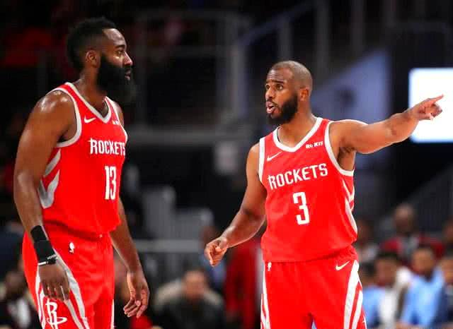 半场：科莫1-0萨索洛，杜维卡斯破门，尼科-帕斯倒钩射门被扑（半场战报：科莫1-0领先萨索洛，杜维卡斯建功，尼科-帕斯倒钩被扑出）