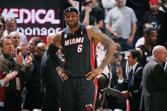 足球世界杯倒计时100天，全球球迷热情高涨（世界杯进入100天倒计时，全球球迷热度飙升）